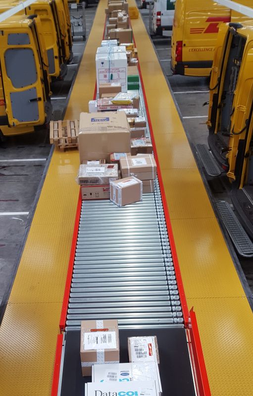 Parcel sorting system with platform lifts