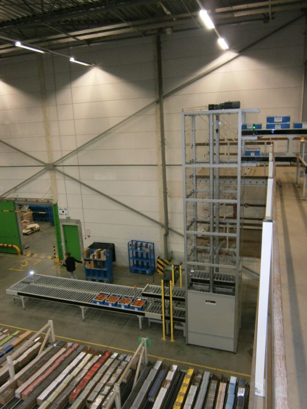 Elevator and descender platform for boxes