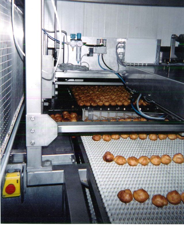 Cooling process for baked products