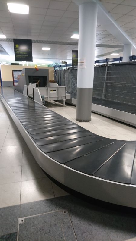 Ligne d'arrivée de bagage avec carrousel pour aéroport
