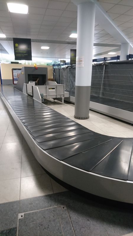 Flat baggage carousel