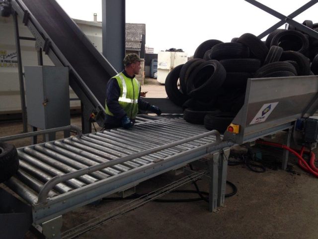 Roller conveyor for tyres handling