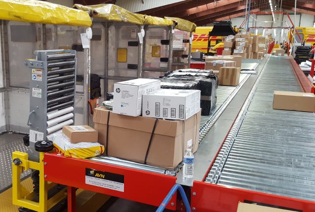 Parcel sorting line for conveyor unloading process