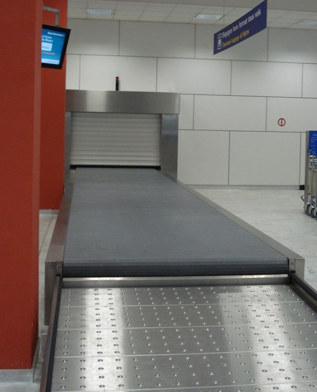 Arrival  modular conveyor belt for oversize luggage