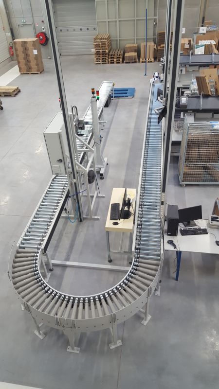 Packaging line with taping machine