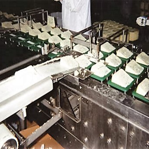 Dépose automatique de fromages sur emballage