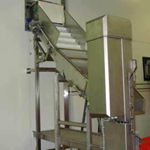 Mise en bacs de produits nus surgelés pour stockage en chambre froide