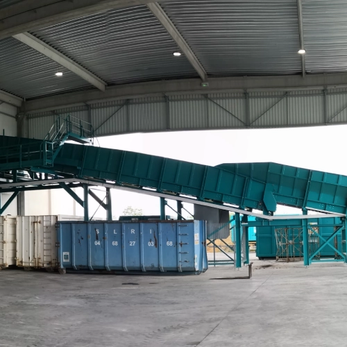 Convoyeur à bande aérien pour le recyclage de pneus