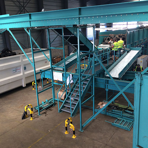 Operator station for pneumatic sorting